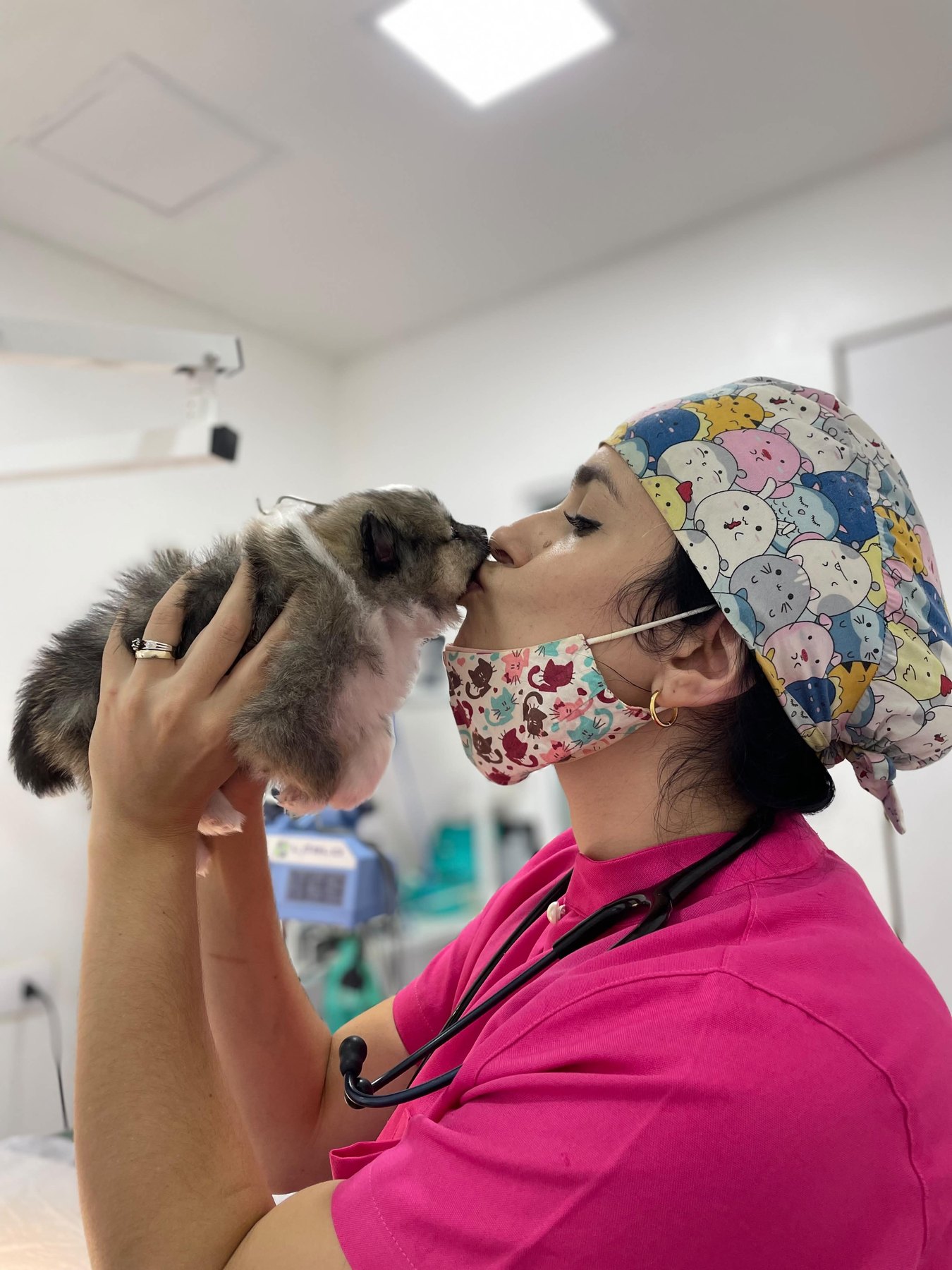 Veterinária demonstrando carinho por filhote