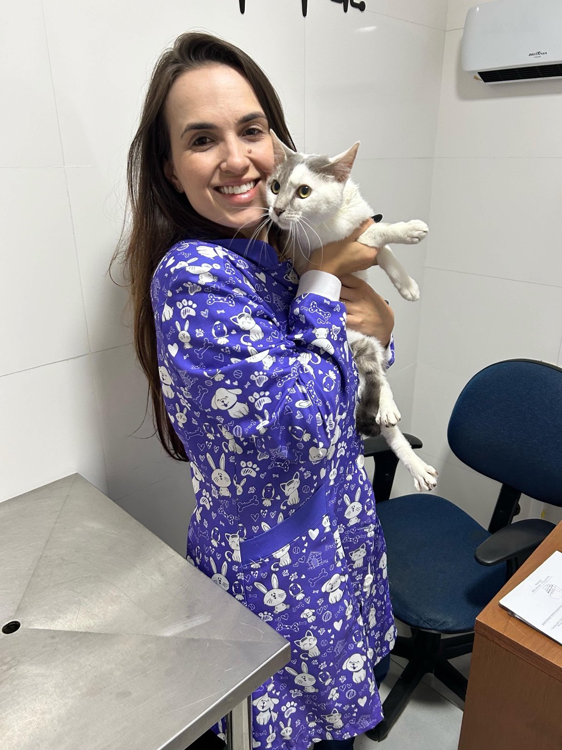 Veterinária com gato branco