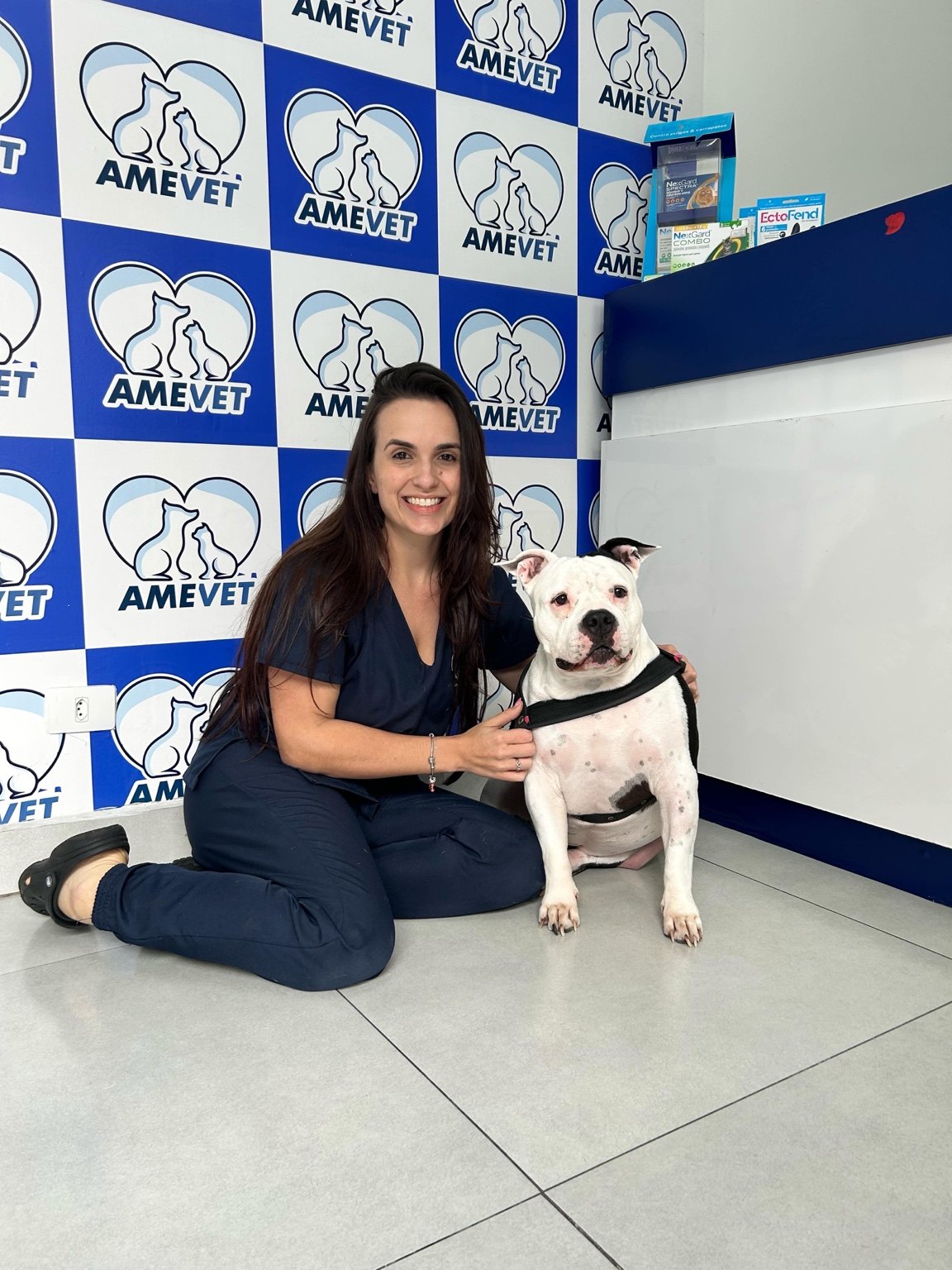 Veterinária da AMEVET com cachorro